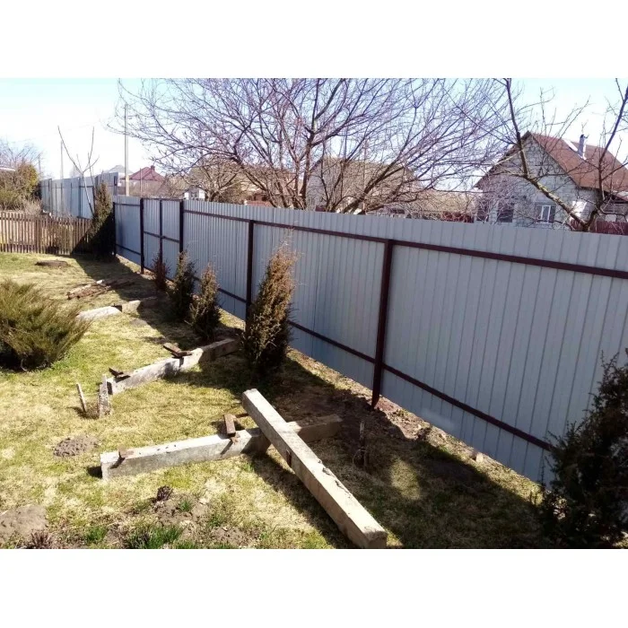 вид забора из профлиста изнутри участка